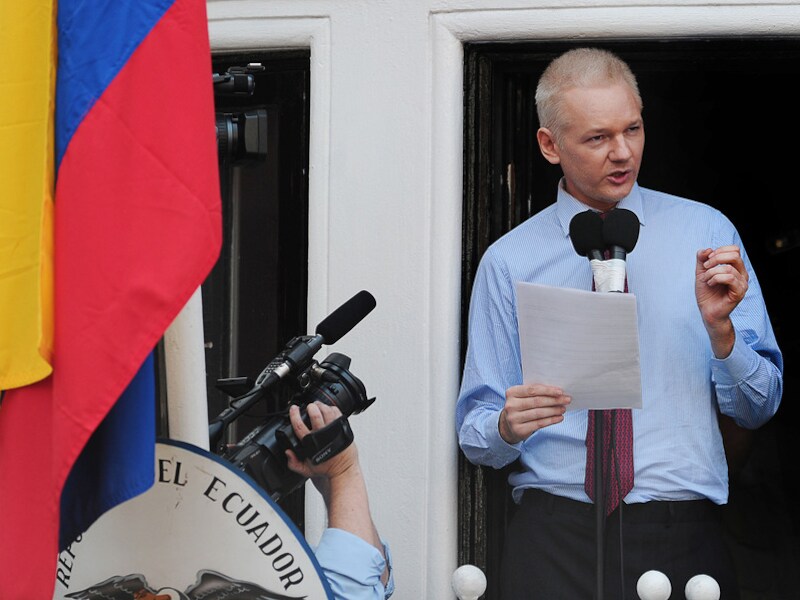 Julian Assange tijdens een toespraak op het balkon van de Ecuadoraanse ambassade te Londen.
