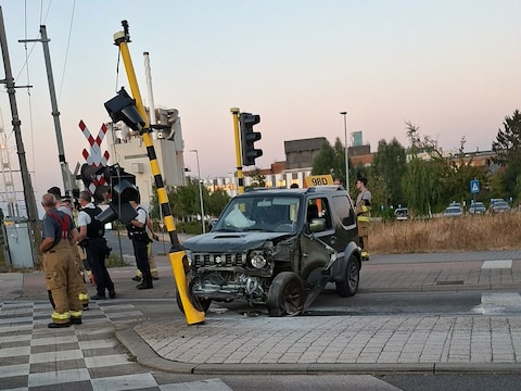 De terreinwagen crashte tegen een verkeerslicht.