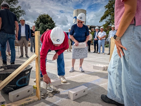Het waren de bewoners van het woonzorgcentrum zelf die de eerste steen mochten leggen