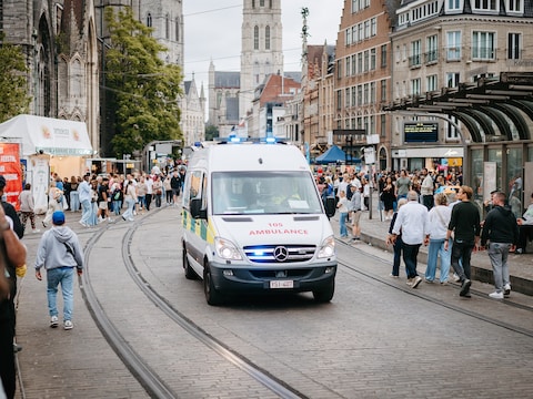 Aan de Sint-Michielshelling in Gent is dinsdagochtend een man zwaar toegetakeld door vier personen.