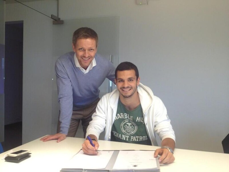 Spyros Fourlanos met sportief directeur Arnar Gretarsson bij het ondertekenen van het contract