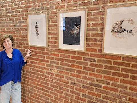 Katleen Coomans legt de laatste hand aan de tentoonstelling in De Kapel. 