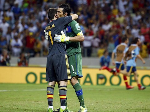 De andere Spanjaarden lopen naar Jesus Navas, die de winnende elfmeter had omgezet, Casillas neemt zijn tijd om van Buffon afscheid te nemen.