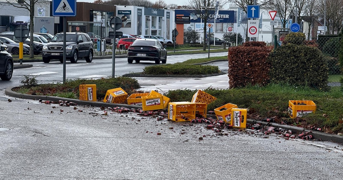 KIJK. 11 bakken Jupiler zorgen voor ravage op rotonde Genkersteenweg in Hasselt