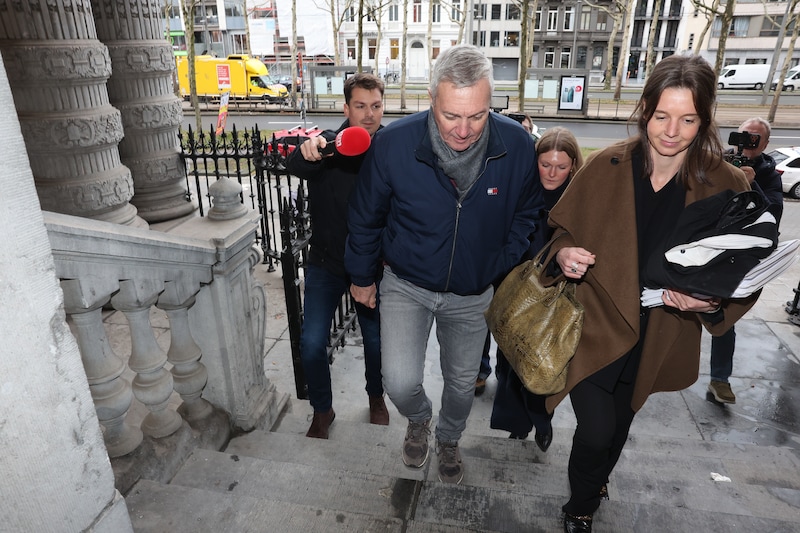 Sanne De Clerck aan de zijde van Eddy Snelders voor aanvang van de zitting.
