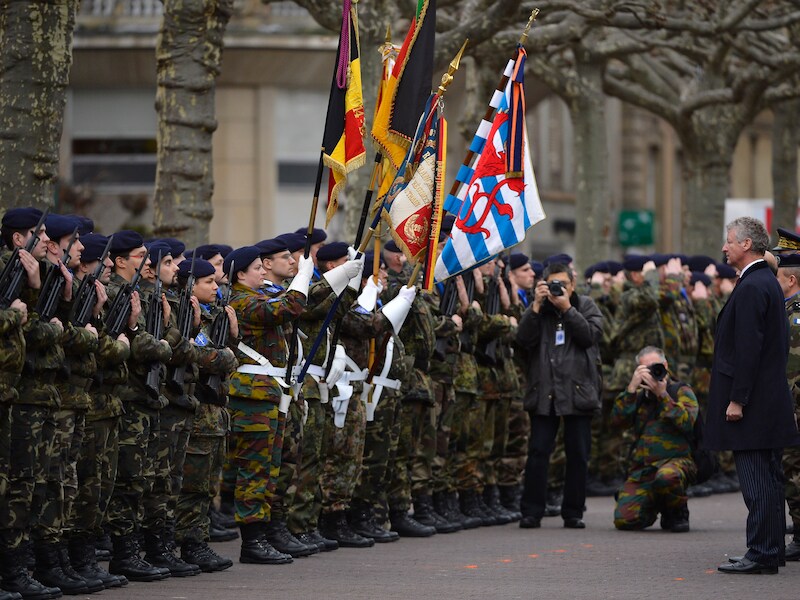 Minister van Defensie Pieter De Crem bij een parade van het Eurocorps.