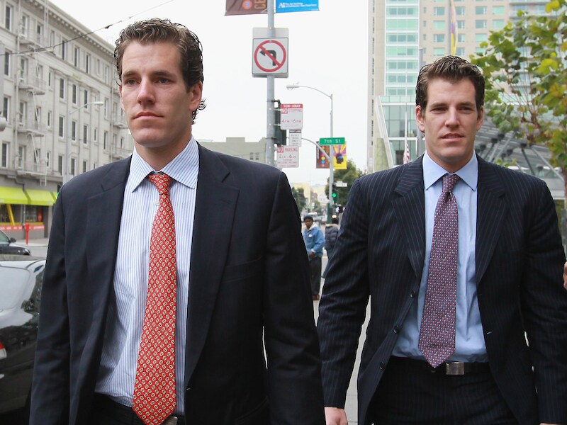 Cameron (L) en Tyler (R) Winklevoss