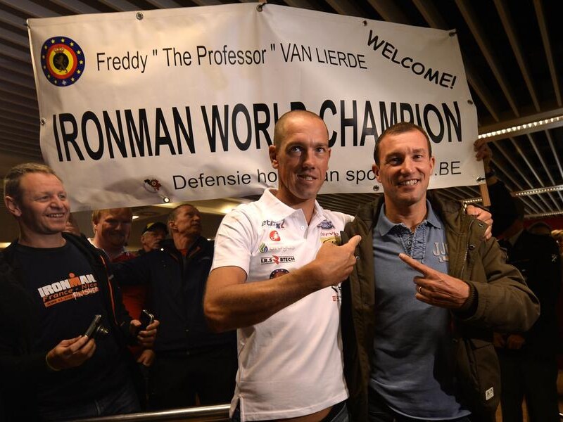 Frederik poseert naast zijn coach Luc Van Lierde.