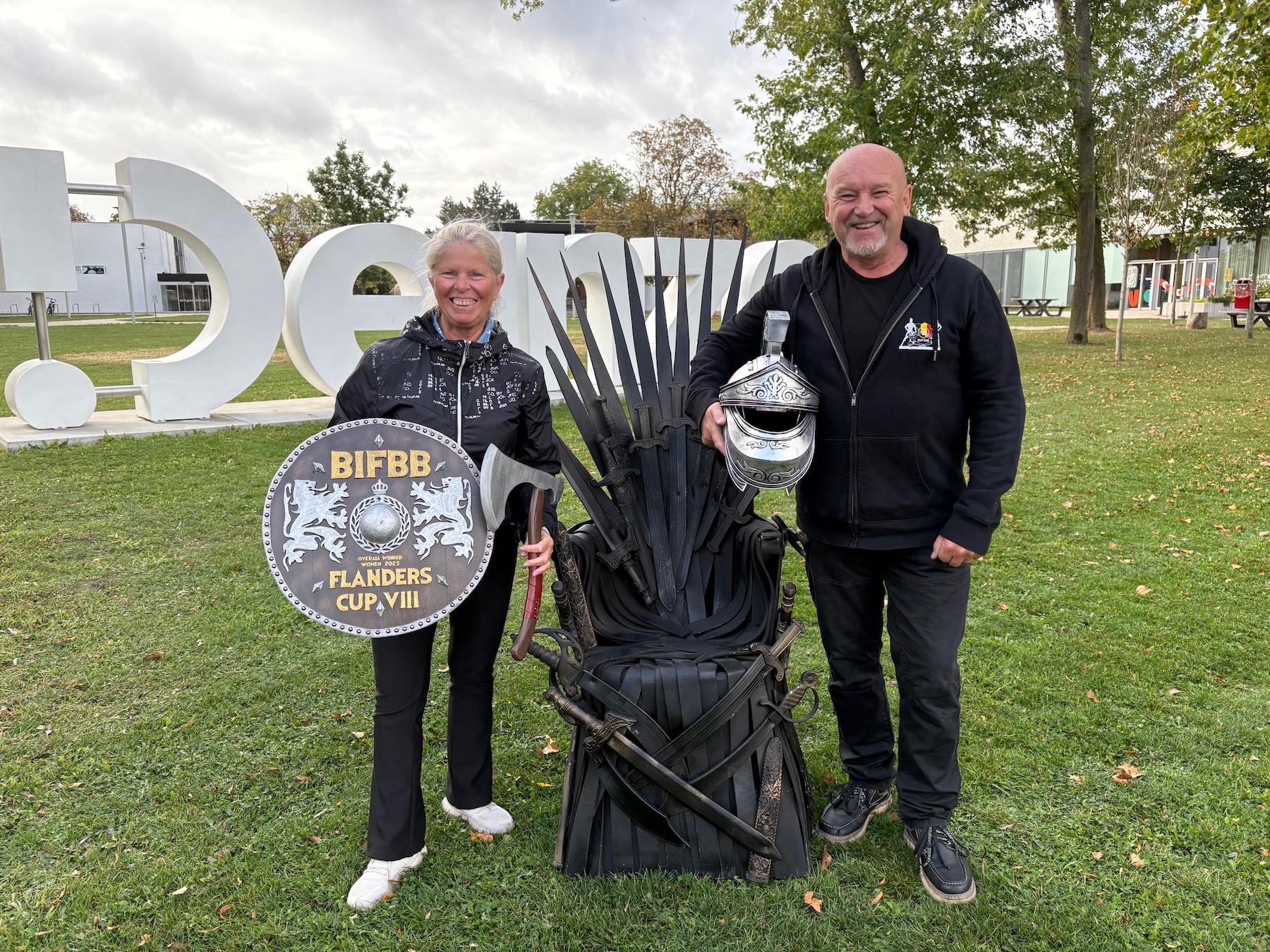 Ronny (66) blaast Flanders Cup bodybuilding nieuw leven in: “100 atleten laten hun spierballen rollen in De Brielpoort”