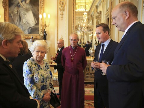 David Cameron en Koningin Elizabeth op een receptie in Buckingham Palace ter ere van de 90ste verjaardag van 'The Queen'.