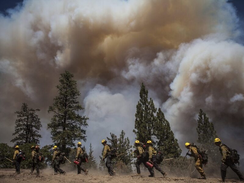 Brandweerlieden aan het werk nabij Groveland, Californië, vlak bij Yosemite.