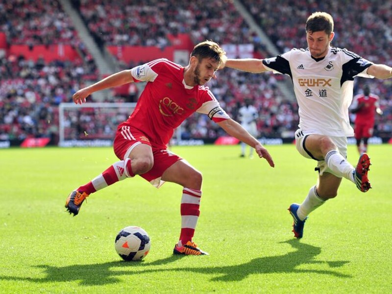 Ben Davies (r) tracht Adam Lallana van Southampton af te houden.