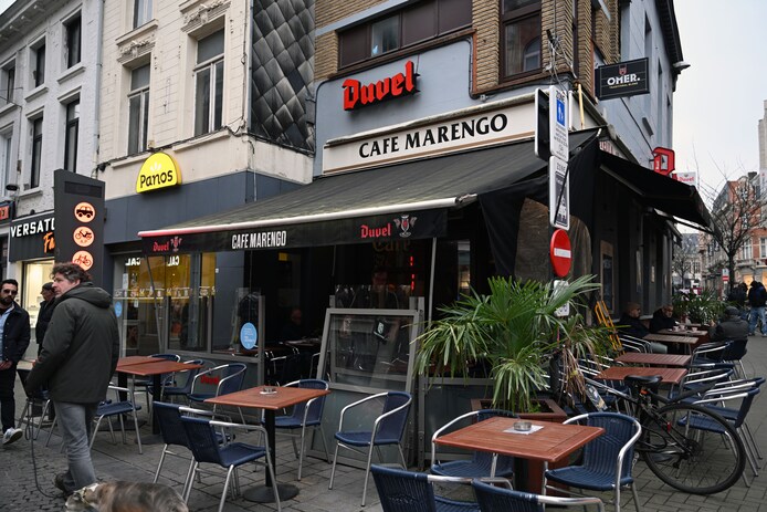 Onbekende gaat op klaarlichte dag met antieke spiegel van Café Marengo ...