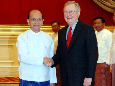 President van Myanmar Thein Sein samen met de Repulikeinse senator Mitch McConnel.