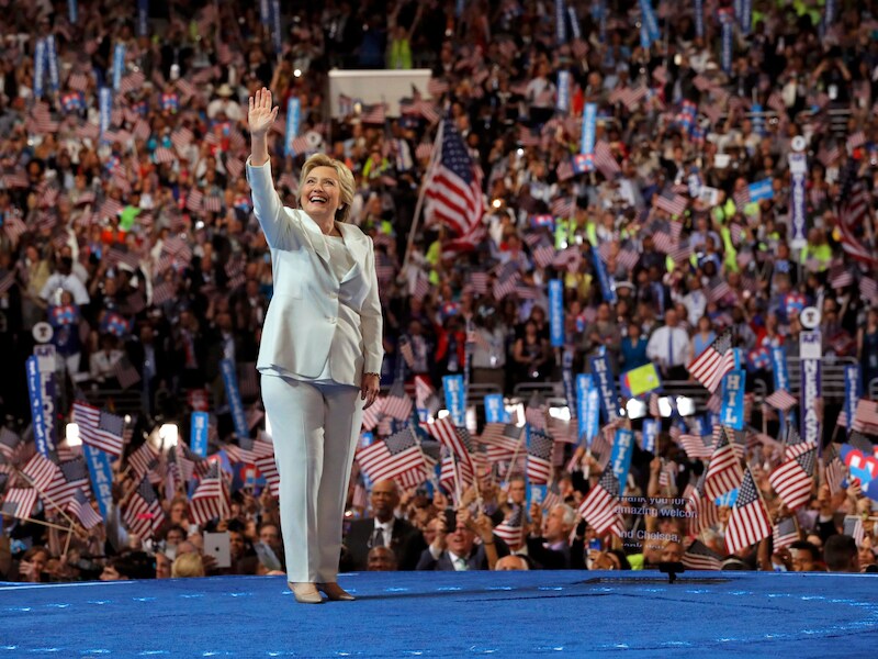 Op de Democratische Nationale Conventie verscheen Clinton in een wit broekpak van Ralph Lauren.