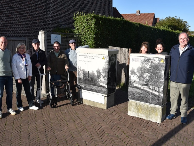 De bestickerde nutskasten in Machelen-aan-de-Leie. 