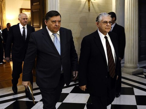 De Griekse premier Lucas Papademos met partijleider van Laos George Karantzaferis.