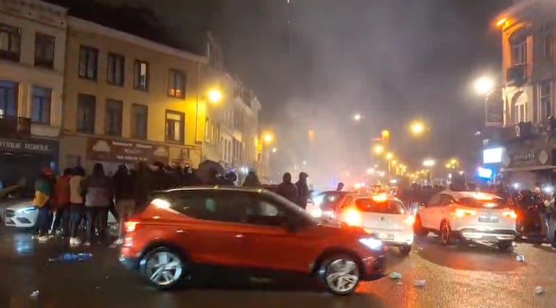 En Molenbeek, muchos aficionados de la selección marroquí salieron a la calle el viernes por la noche para lanzar fuegos artificiales.
