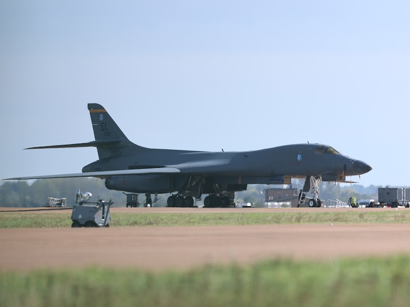 Een Force B-1 Lancer bommenwerper op het tarmac van de Britse militaire basis in Fairford. 