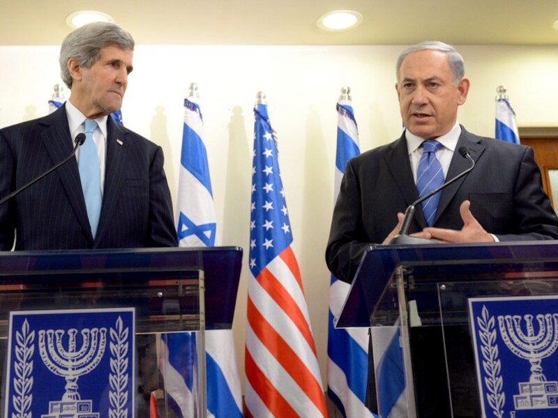 John Kerry op bezoek bij de Israëlische premier Netanyahu.