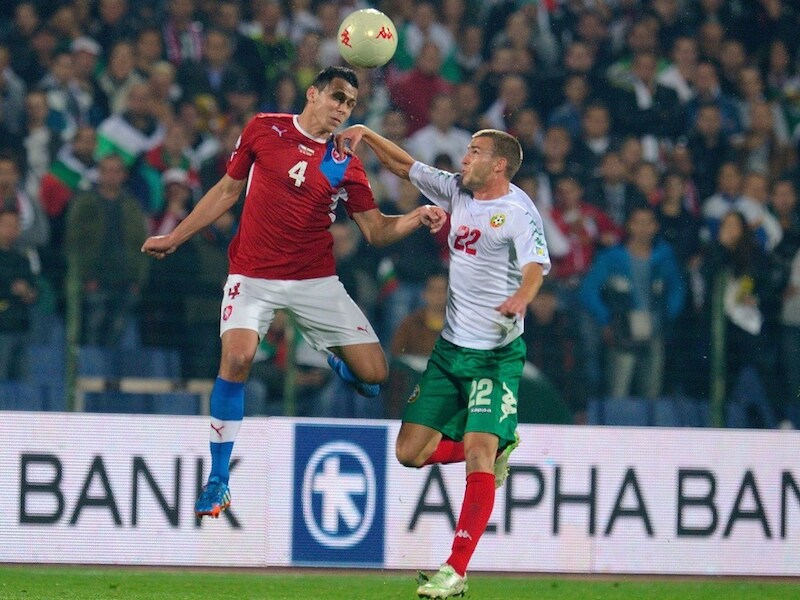Centrale verdediger Marek Suchy (l) in actie met Tsjechië tegen Bulgarije.