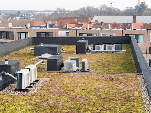 Groen dak met units van warmtepompen. 