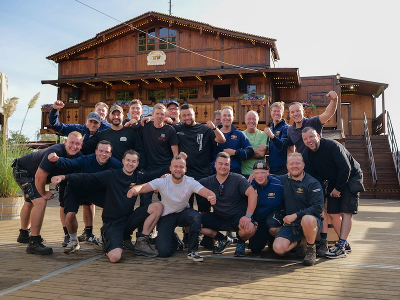 Hendrik (onderaan, derde van links) en zijn team maken zich op voor de vijfde verjaardag van Reckheimer Oktoberfest.