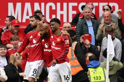 Man United klopt Burnley na dramatische ontknoping, miljoenenaankoop Simons ziet Spurs meteen verliezen