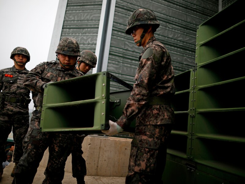 Zuid-Koreaanse soldaten bij luidsprekers waaruit propagandaberichten klinken aan de grens met Noord-Korea.