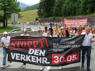 Duizenden Oostenrijkers protesteren tegen druk verkeer op Brennerpas