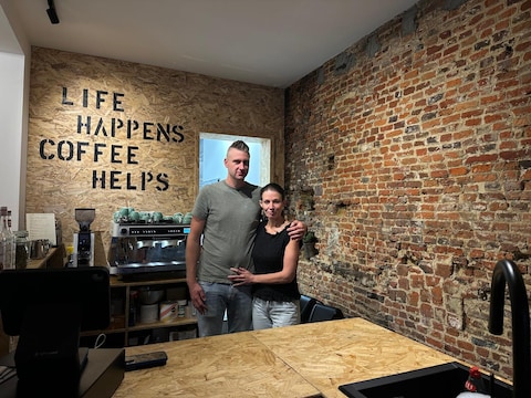Maja en Wouter verwelkomen hun klanten sinds begin juli in Cup & Crunch, hun nieuwe ontbijt- en lunchzaak op de Bonewijk.