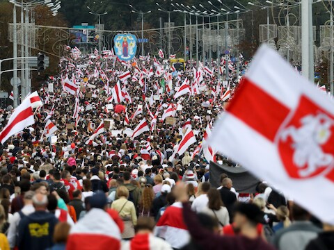 Tienduizenden demonstranten trokken zondag met de historische wit-rood-witte vlag van Wit-Rusland de straat op.