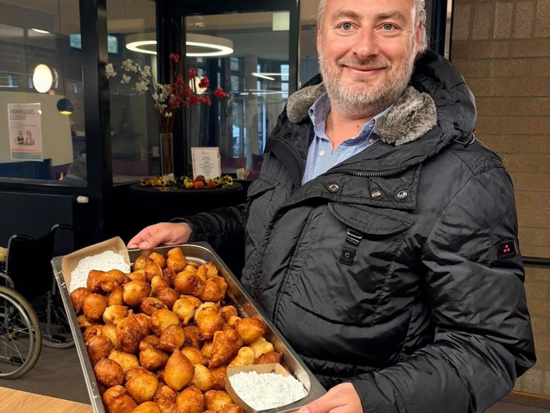 Burgemeester Lens vierde zijn 48ste verjaardag met smoutebollen.