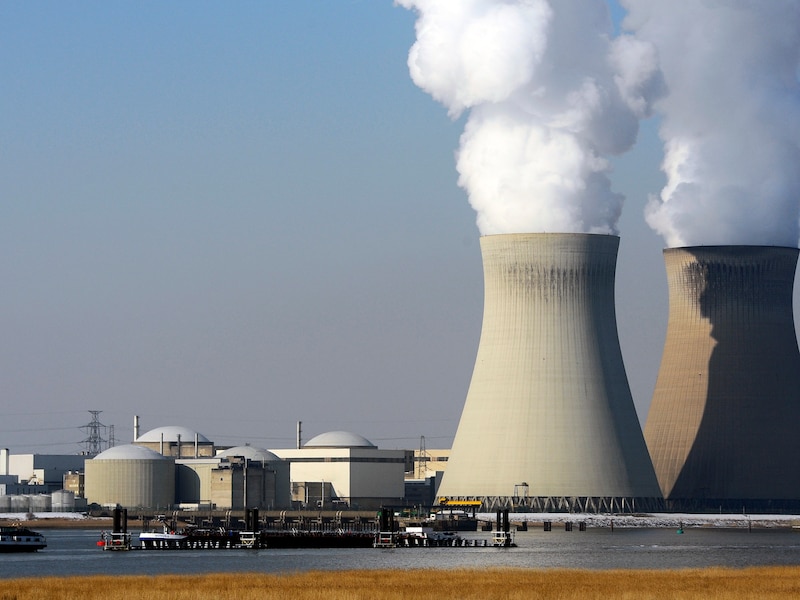 De kerncentrale van Doel (Beveren).