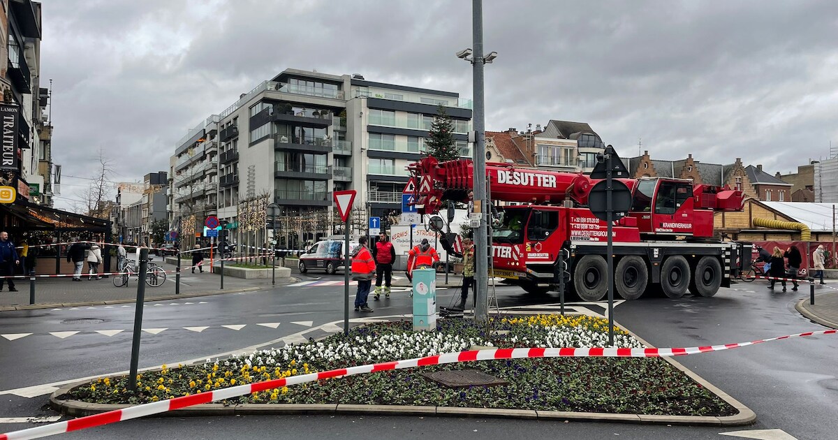 Verkeershinder in centrum door onstabiele camerapaal | Roeselare | HLN.be