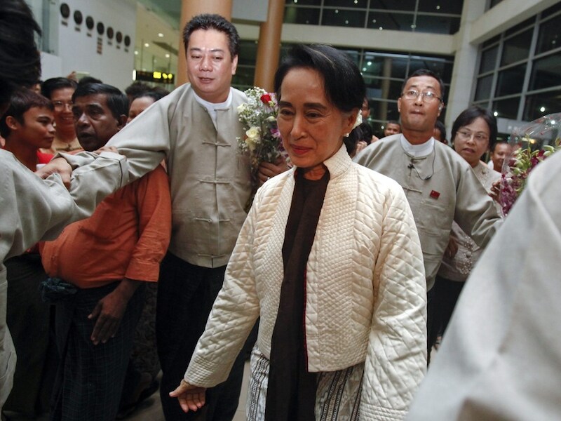 Aung San Suu Kyi op de luchthaven van Yangon voor haar vertrek naar ons land.