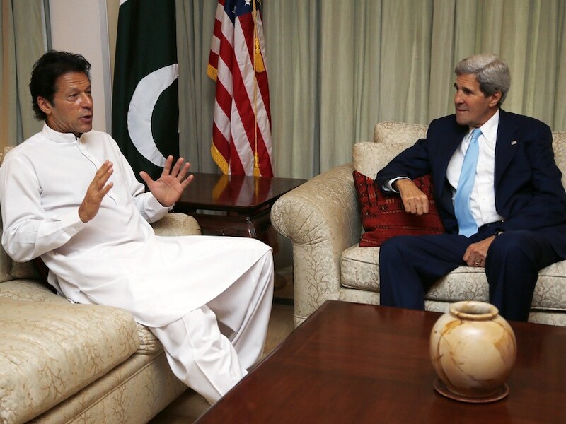 VS-minister van Buitenlandse Zaken John Kerry vanmiddag met Pakistaans oppositieleider Imran Khan.