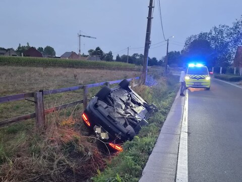 De auto belandde op zijn dak in een ondiepe gracht