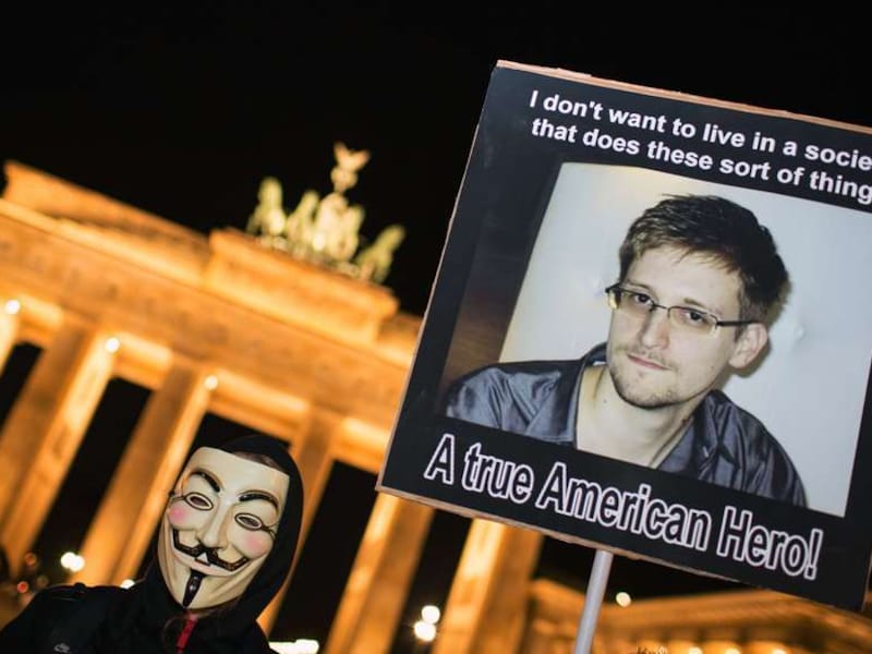 Een supporter van klokkenluider Edward Snowden.