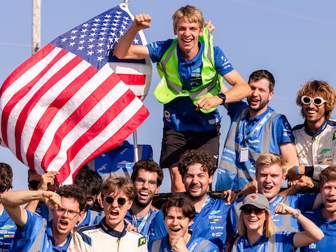 Innoptus Solar team met Kalmthoutse piloot Vincent De Maeyer links onder in wit. 