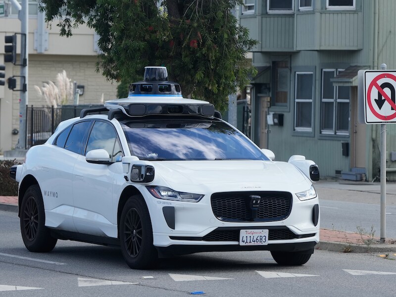 Een zelfrijdende taxi van Waymo in San Bruno, Californië. 