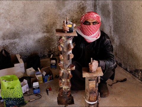 Een Syriëstrijder maakt bommen.