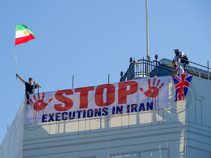  Iraanse demonstranten houden spandoeken omhoog en zwaaien met Iraanse vlaggen tijdens een protest op het dak van het Trocadero-gebouw in Londen, Verenigd Koninkrijk. Ze eisen een einde aan de executies in Iran. 