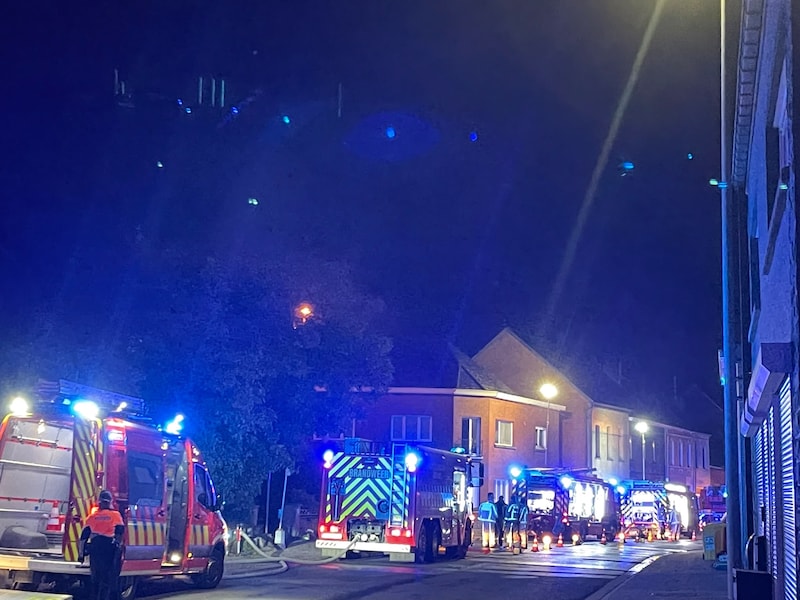 Bij een uitslaande brand in een woning in Moerbeke raakte de bewoonster zwaar verbrand.