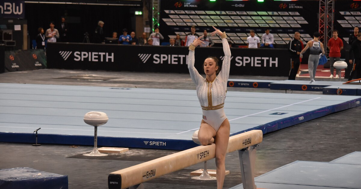 Nina Derwael blinkt bij rentree in Stuttgart uit met goud op balk, de brug levert na foutje brons op