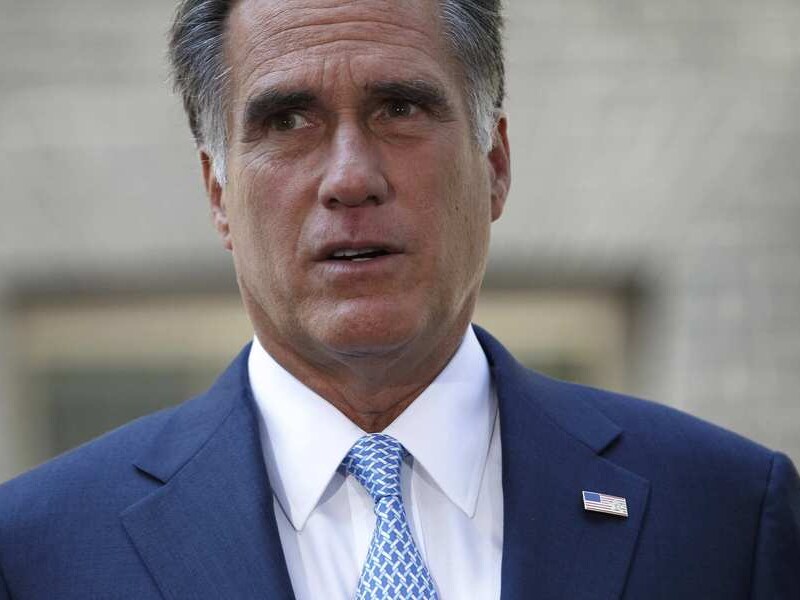 Mitt Romney voor Downing Street 10 in Londen.