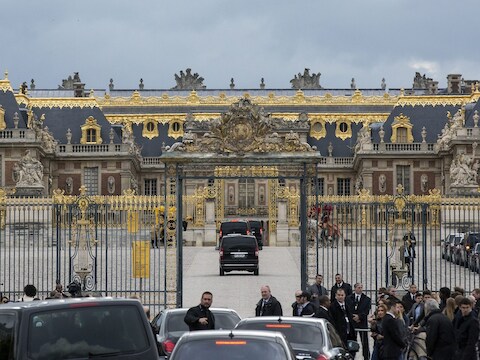 Auto's van de gasten van Kimye staan in de file voor Versailles.
