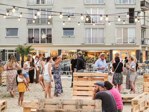 Strombeach tovert het gemeenteplein van Strombeek-Bever gedurende twee weken om tot een feestelijk stadsstrand.