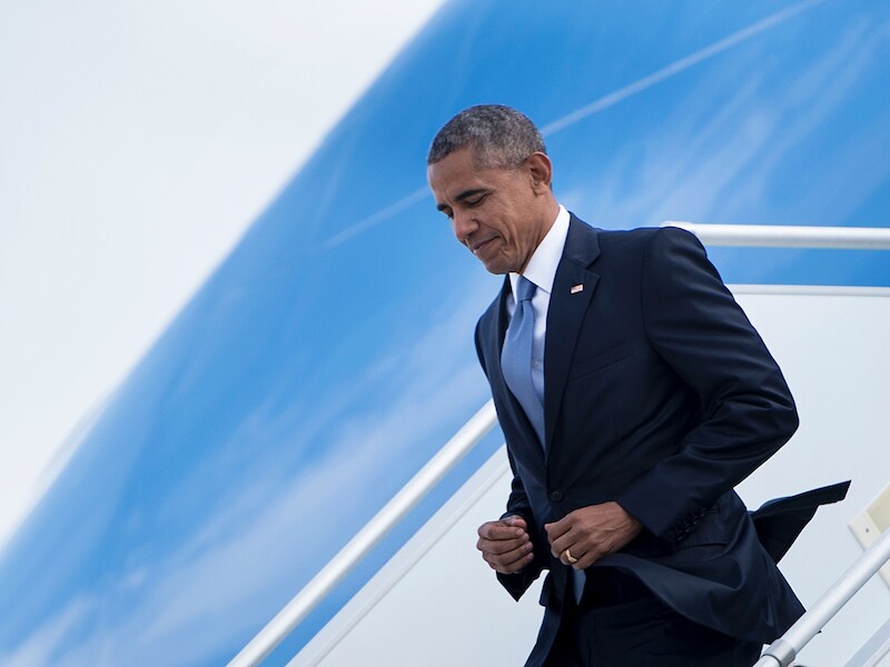 Barack Obama stapt uit de Air Force One in Athene. Zijn bezoek aan Griekenland is de laatste Europese reis als Amerikaans president.