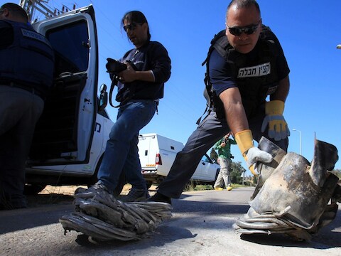 Israëlische agenten ruimen resten van de raket op.